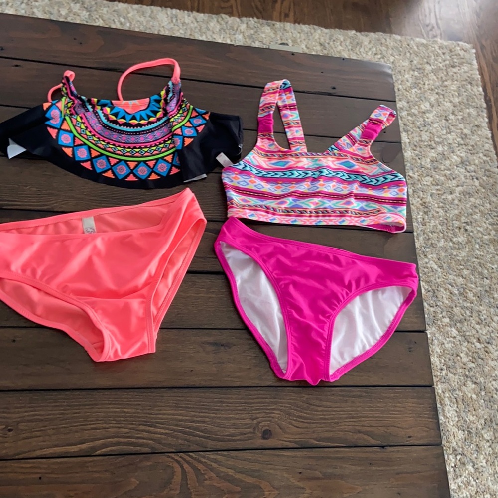 bundle of 2 girls So bikinis